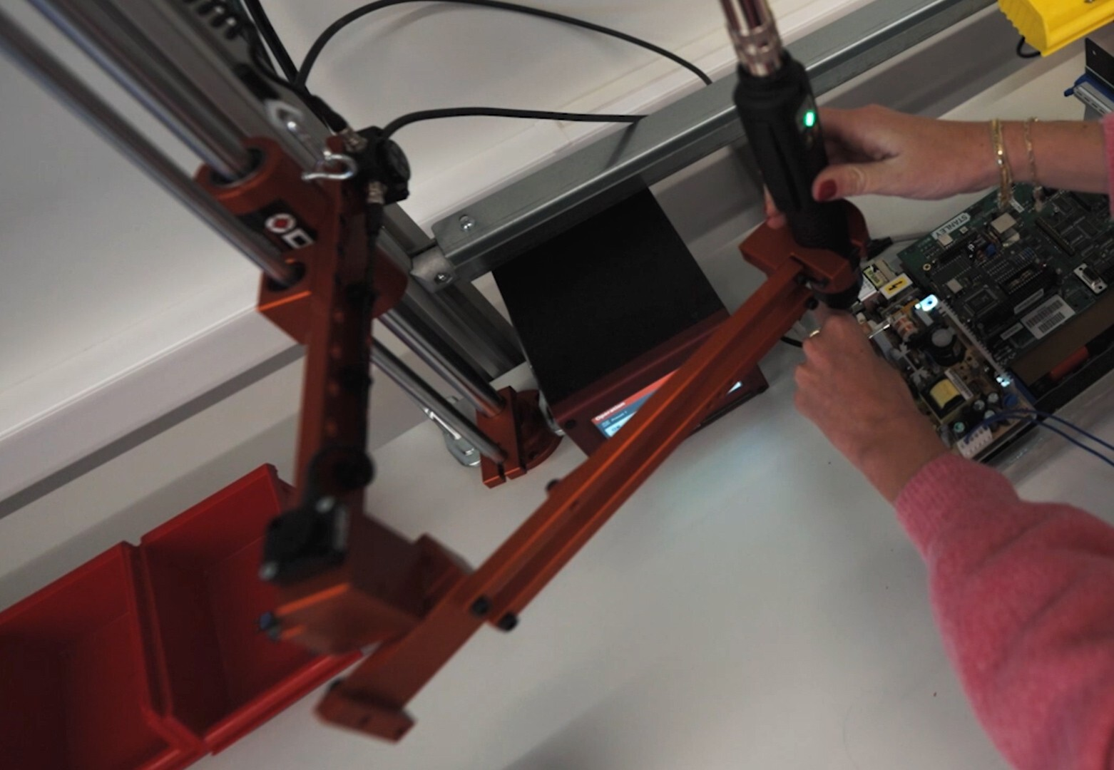 Reaction arm with encoders